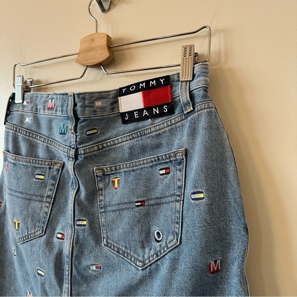TOMMY Hilfiger-90’s Inspired Logo/Spell Out Back Tag Raw Hem Skirt (Size:26) - Picture 7 of 10
